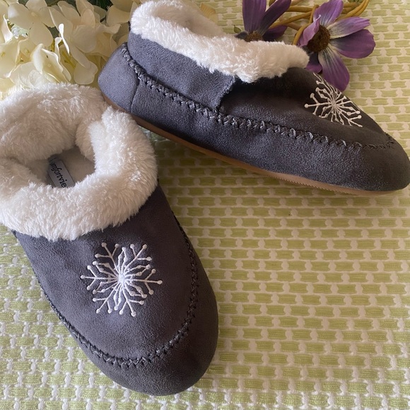 ❄️Comfortview Cozy Gray Slippers with Snowflake Embroidery❄️ - Picture 6 of 6